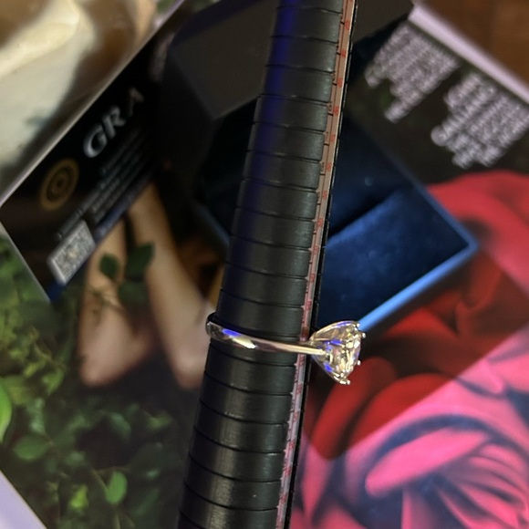 GORGEOUS 2ct solitaire genuine moissanite diamond ring NIB💍 - Picture 4 of 7